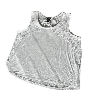Torrid 4 (26) (4X) women’s white tank top with lace accent